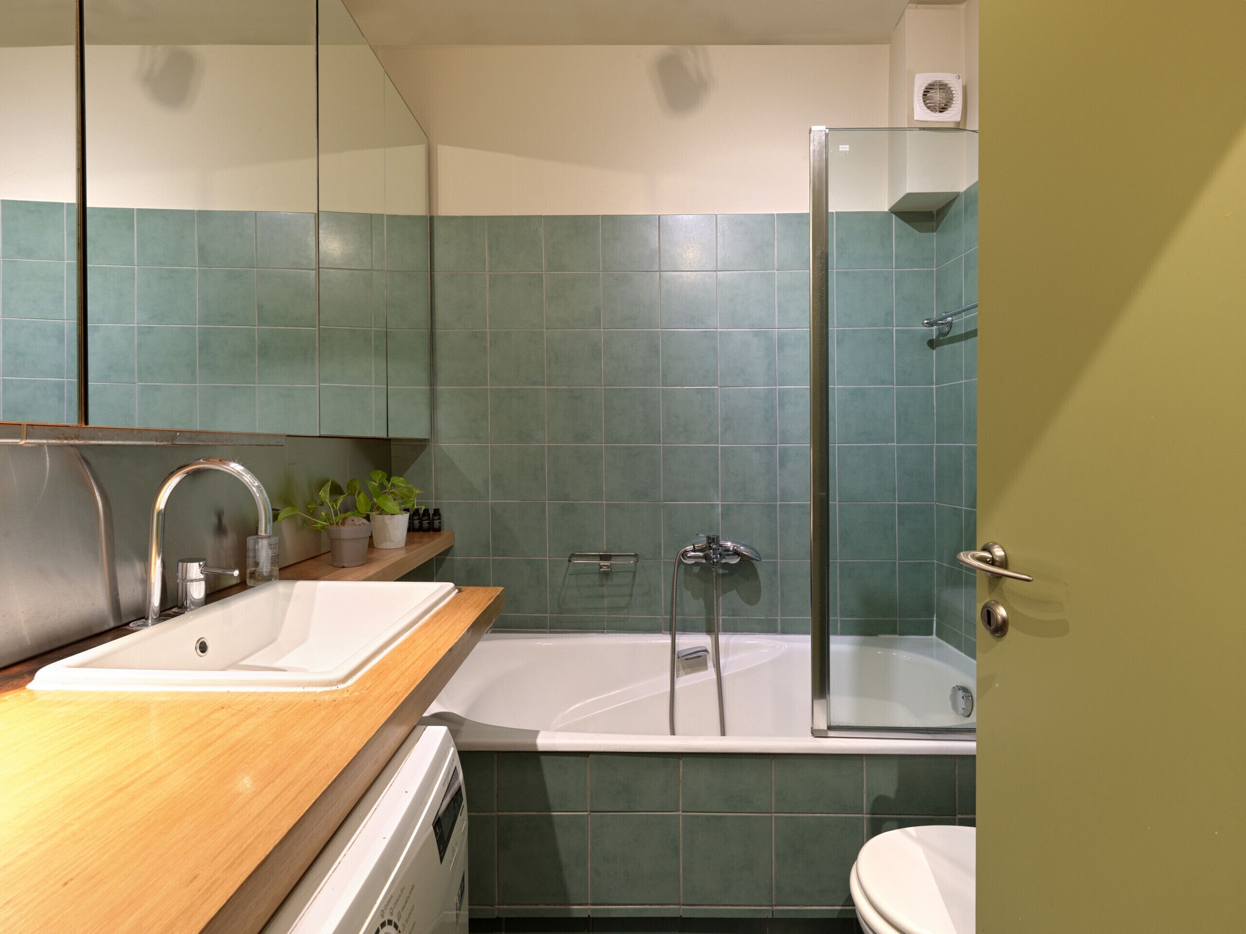 Bathtub, hair dryer