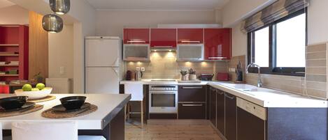 Kühlschrank, Mikrowelle, Ofen, Geschirrspüler