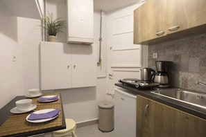 冷蔵庫、コーヒー / ティーメーカー、電気ポット、調理器具と食器