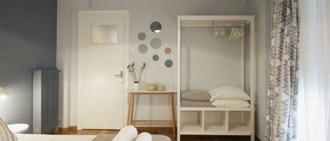 1 chambre, fer et planche à repasser