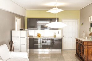 Fridge, microwave, coffee/tea maker, electric kettle