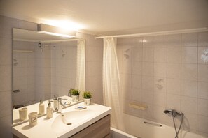 Bathtub, hair dryer - Halandri-Sof.Venizelou24 · Central Halandri apartm (Chalandri)