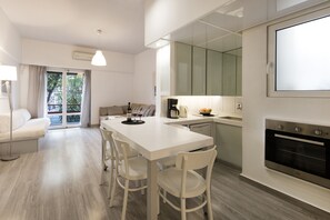 Fridge, oven, dishwasher, coffee/tea maker