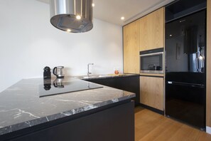 Fridge, oven, dishwasher, coffee/tea maker