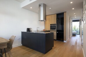 Fridge, oven, dishwasher, coffee/tea maker