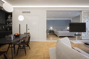 1 chambre, fer et planche à repasser