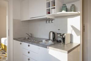 Réfrigérateur, cafetière/bouilloire, bouilloire électrique