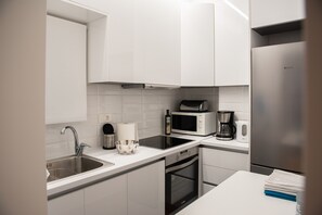 Kühlschrank, Mikrowelle, Ofen, Geschirrspüler