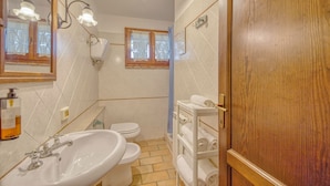 패밀리 아파트, 침실 1개, 에어컨, 산비탈 (Senape Apt with Shared Pool 3 pax) | 욕실