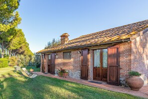 Front of property - Rosehip apt with shared pool (Castiglione del Lago)