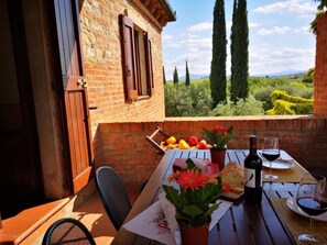 Outdoor dining - Rosehip apt with shared pool (Castiglione del Lago)