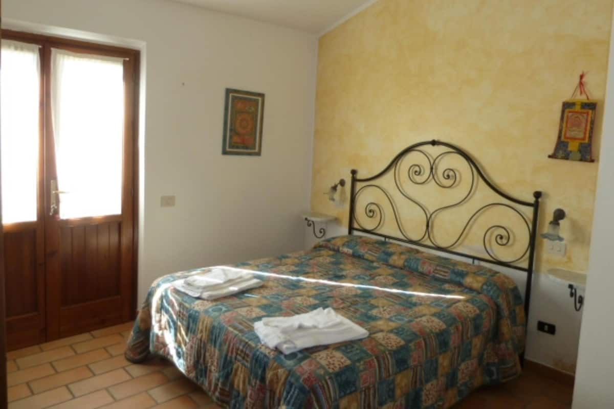 Apartemen Keluarga, beberapa kamar, tepi gunung (Rosehip apt with shared pool) | 2 kamar tidur, Wi-Fi gratis, dan seprai linen