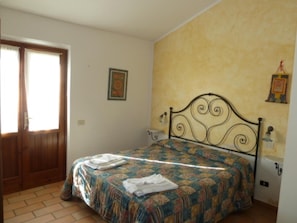 家庭公寓, 多間臥室, 山旁 (Rosehip apt with shared pool) | 2 間睡房、免費 Wi-Fi、床單