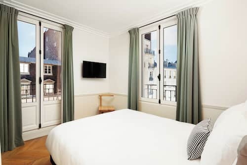 Premium bedding, in-room safe, individually decorated