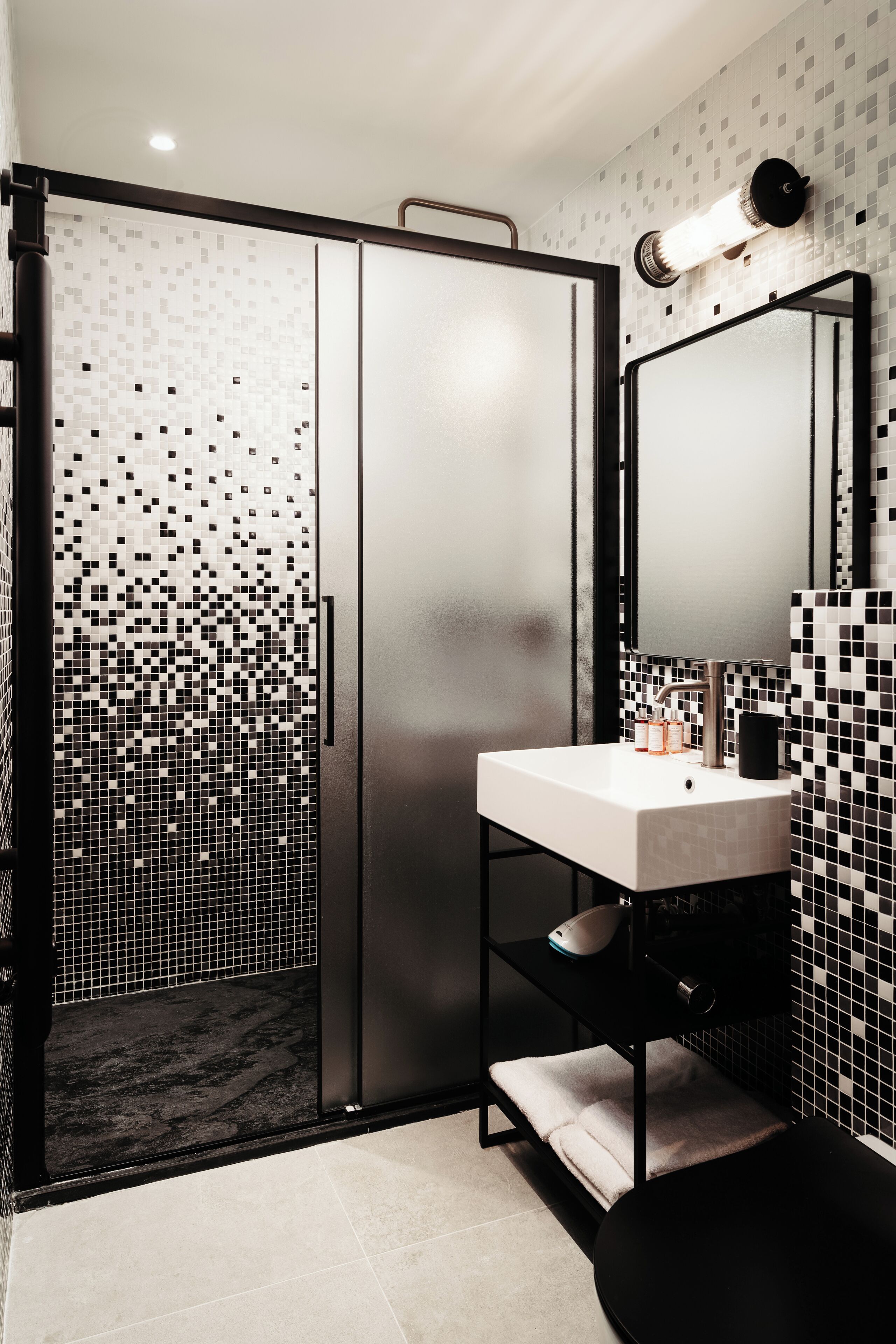 Deluxe Apartment, 1 Bedroom | Bilik Mandi | Kelengkapan dandanan diri berjenama, pengering rambut, tuala disediakan 