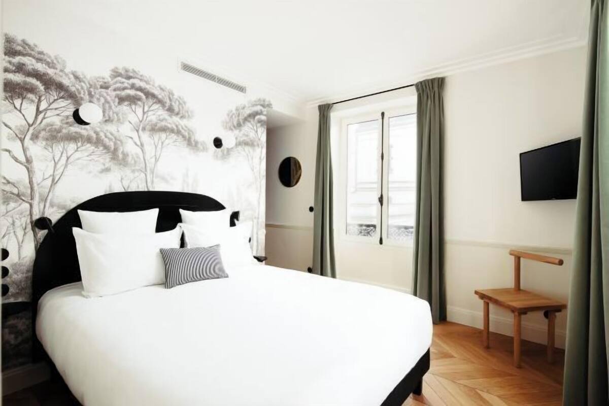Premium bedding, in-room safe, soundproofing, free WiFi
