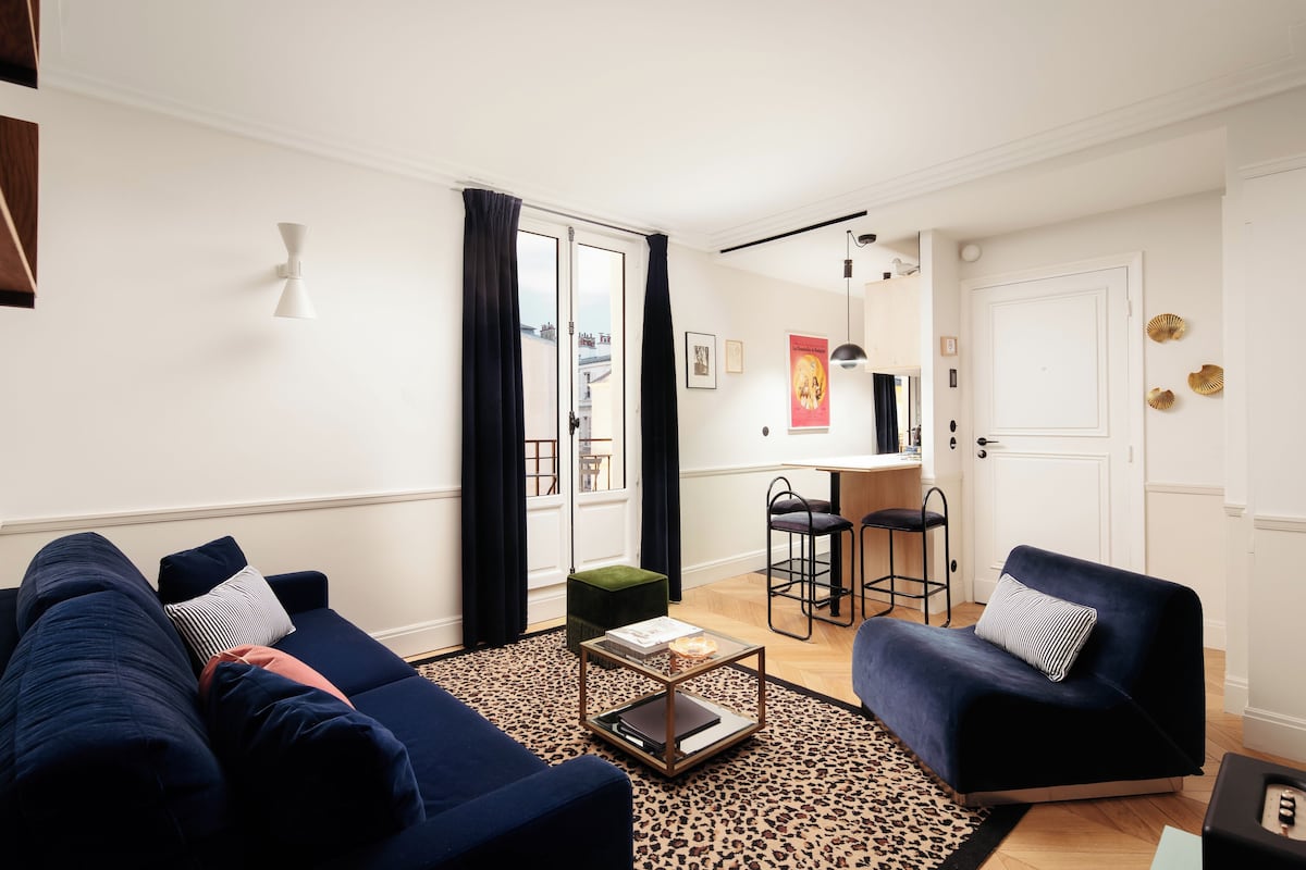 2-BR Deluxe Apartment | Living area | 43-inch Smart TV with cable channels, TV