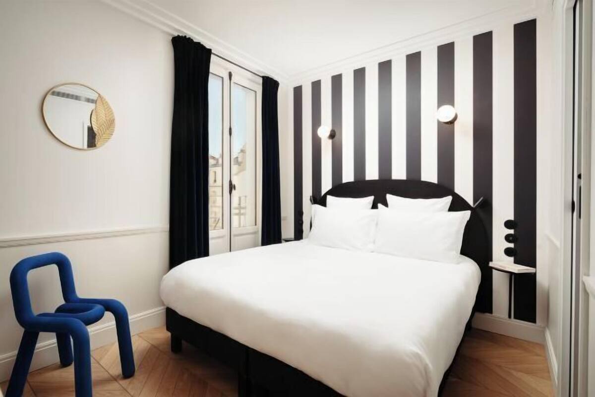 Premium bedding, in-room safe, soundproofing, free WiFi