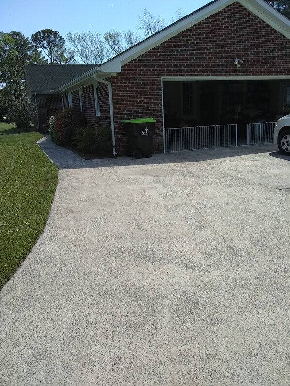 Property grounds - Nicely Furnished Bedroom & Private Bath. (Beaufort)