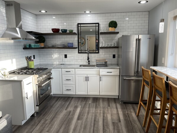 Fridge, microwave, oven, stovetop - The Hartman's get away 2 bedroom. Perfect for baseball families.  (Oneonta)