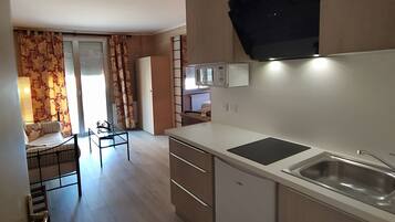 Kjøleskap, mikrobølgeovn, kokeplater og kaffetrakter/tekoker