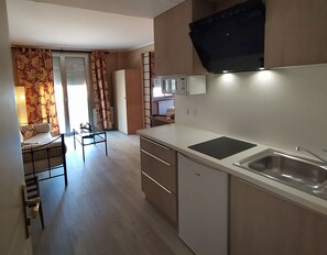 Réfrigérateur, micro-ondes, plaque de cuisson, cafetière/bouilloire