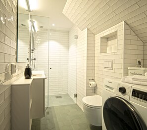Apartment, 1 Bedroom | Bathroom | Shower, hair dryer, towels, toilet paper