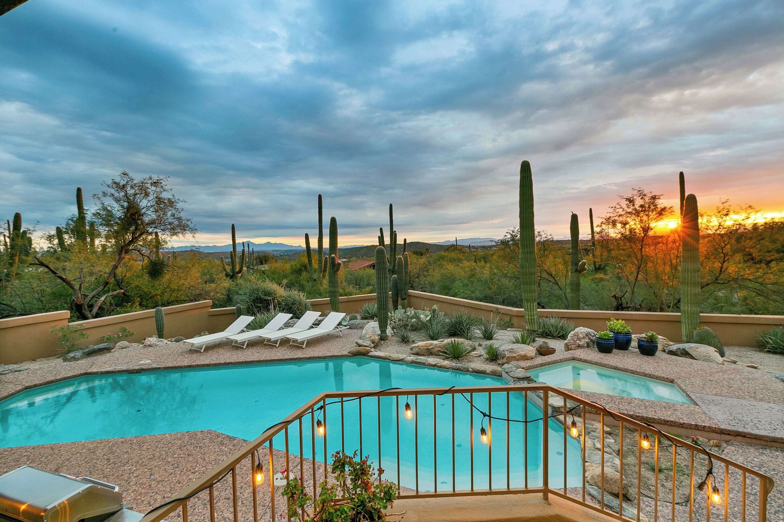 Una piscina al aire libre, una piscina climatizada