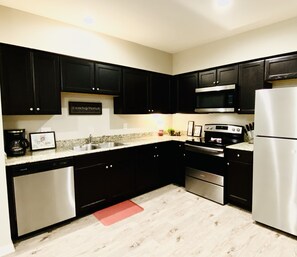 ثلاجة، ميكروويف، فرن، موقد طهي مسطح