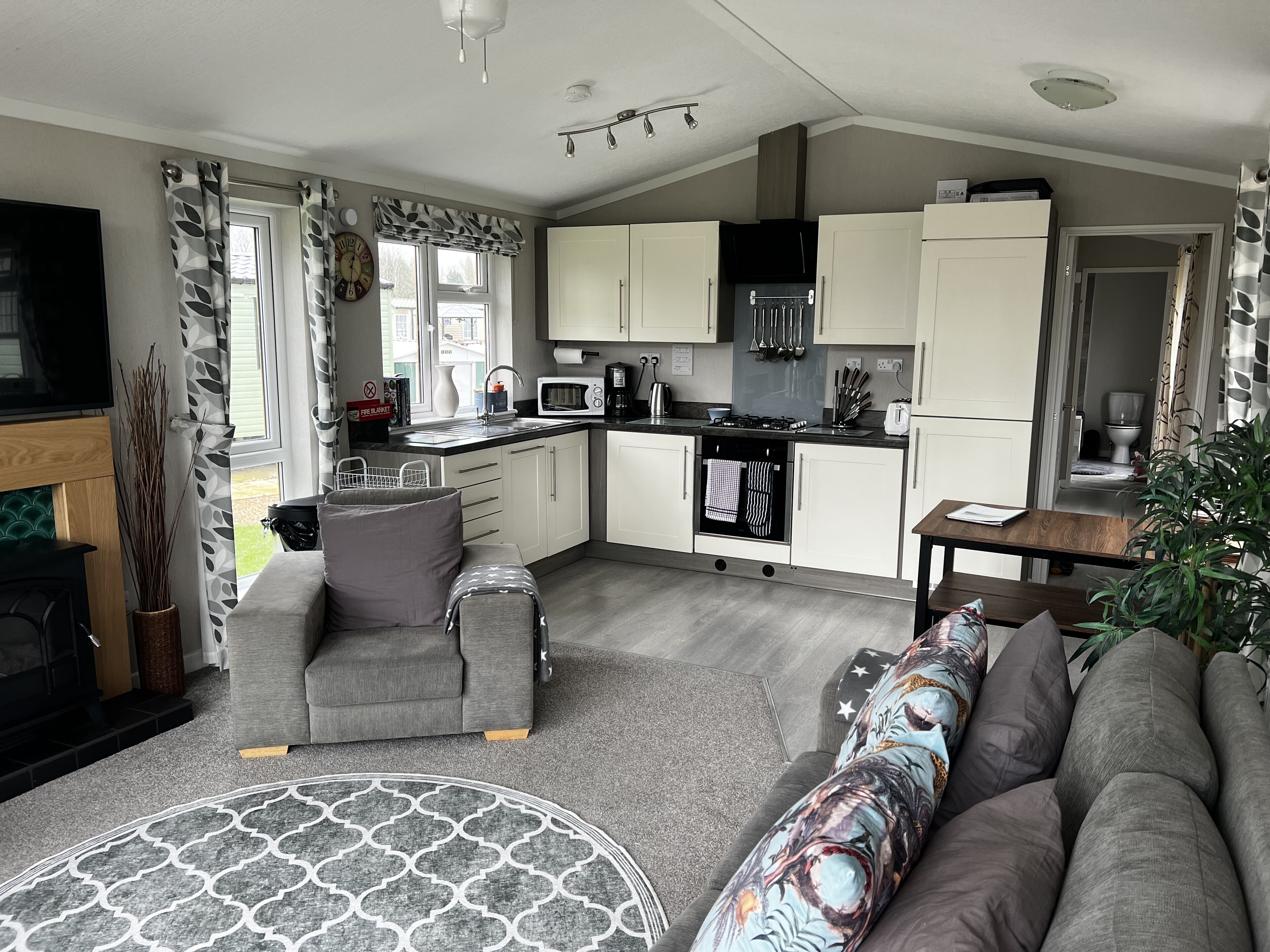 Cabin | Living area | 30-inch TV with digital channels, fireplace