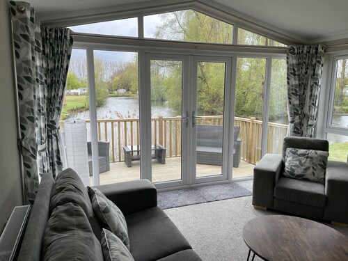 Beautiful and Tranquil Lakeside Lodge - Sleeps 5