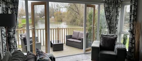 Cabin | Living area | 30-inch TV with digital channels, fireplace