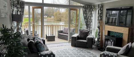 Huisje | Woonkamer | Een 30-inch televisie met digitale zenders en een open haard