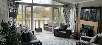 Beautiful and Tranquil Lakeside Lodge - Sleeps 5