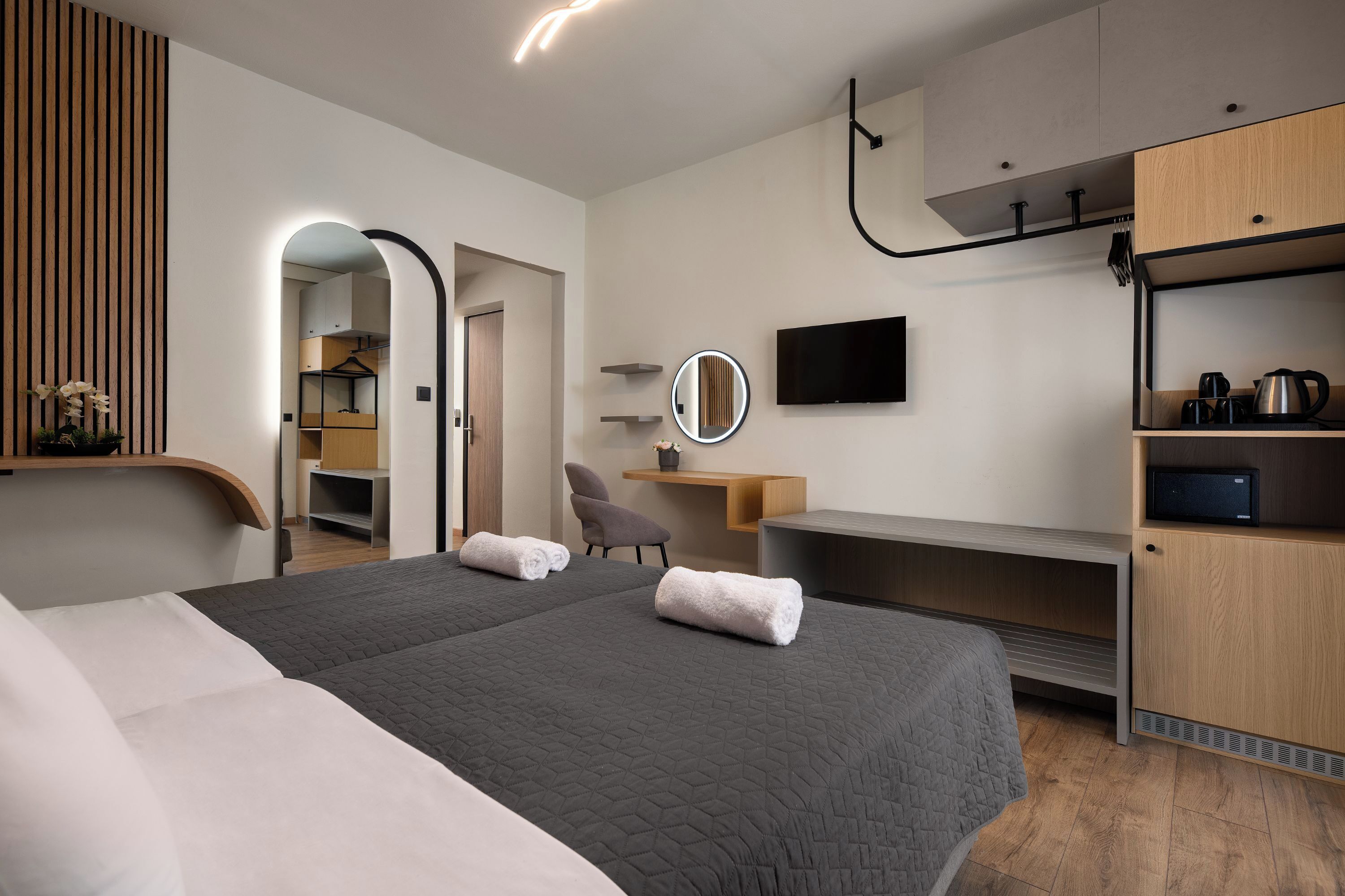 Habitación junior | Caja de seguridad en la habitación, escritorio y insonorización 