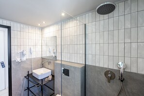 Douche, douche à « effet pluie », sèche-cheveux, serviettes fournies