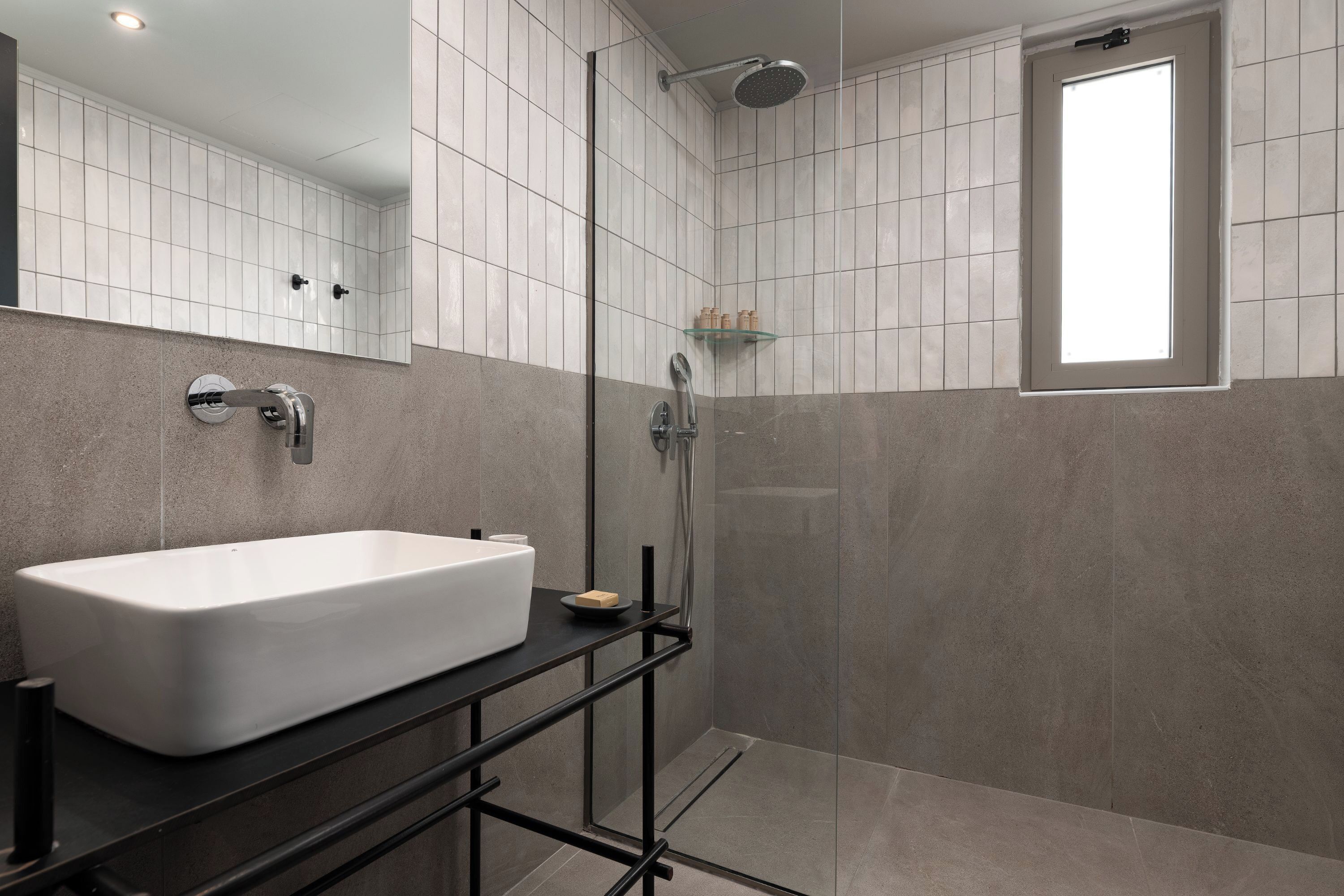 Camera familiare | Bagno | Doccia, soffione a pioggia, asciugacapelli, asciugamani