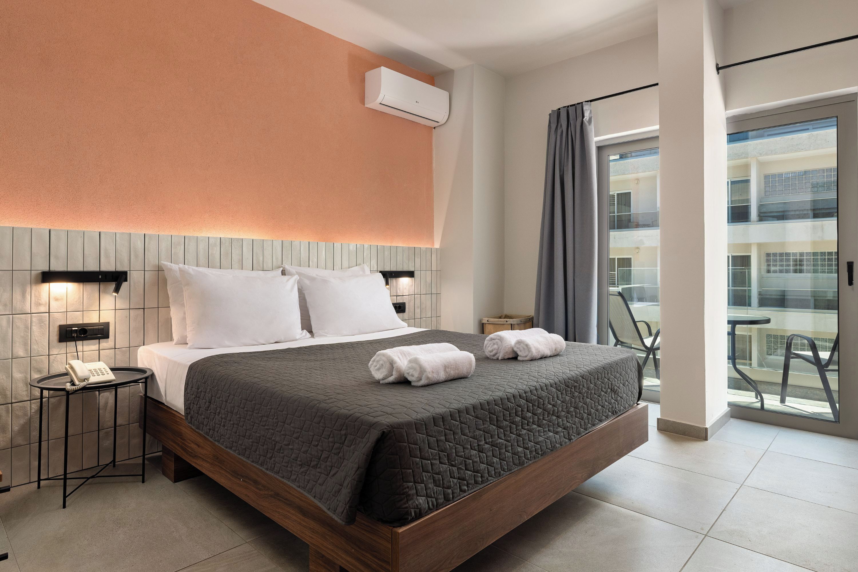 Quarto superior | Cofres nos quartos, escrivaninha, quartos à prova de som