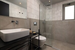 Junior kamer | Badkamer | Een douche, een regendouche, een haardroger, handdoeken