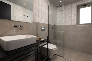 Junior Room | Bathroom | Shower, rainfall showerhead, hair dryer, towels