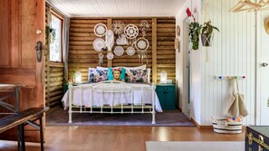 1 bedroom, bed sheets