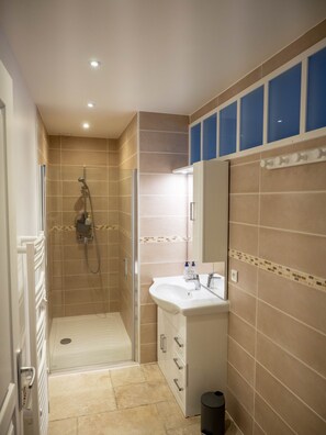 Een douche, een haardroger, handdoeken, zeep