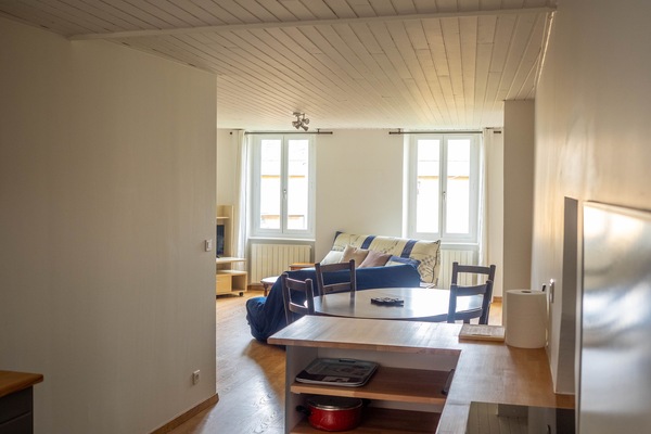 Una televisión, libros, una oficina