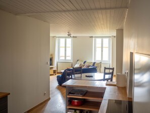 Télévision, livres, espaces bureaux