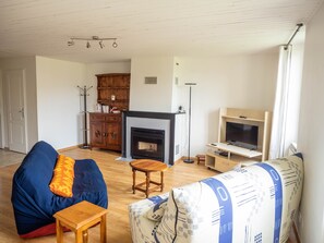 Télévision, livres, espaces bureaux