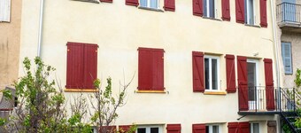 Large apartment on the 2nd floor in a townhouse