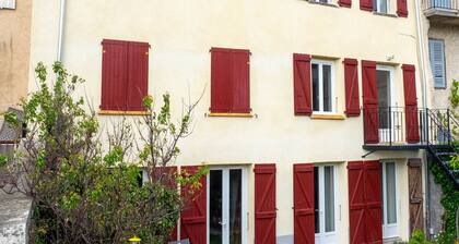 Large apartment on the 2nd floor in a townhouse