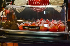 Bữa sáng đầy đủ hàng ngày (8 EUR/mỗi người) 