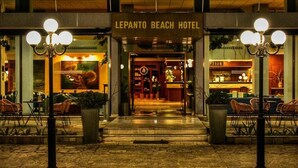Entrada del Hotel Lepanto Beach con una fachada acogedora, zona de estar al aire libre y un restaurante llamado "POTION" a la vista.