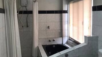 Standard Room, 2 Bedrooms | Bathroom | Free toiletries, towels